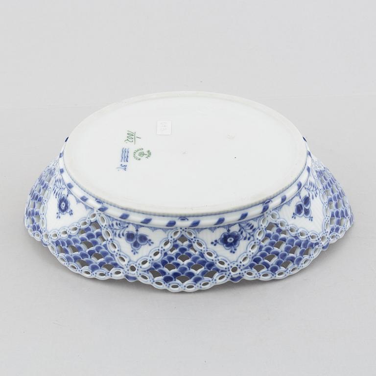 Bread basket / grill bowl, porcelain, "Blue Fluted Full Lace", Royal Copenhagen, model 1002, 1898-1923.