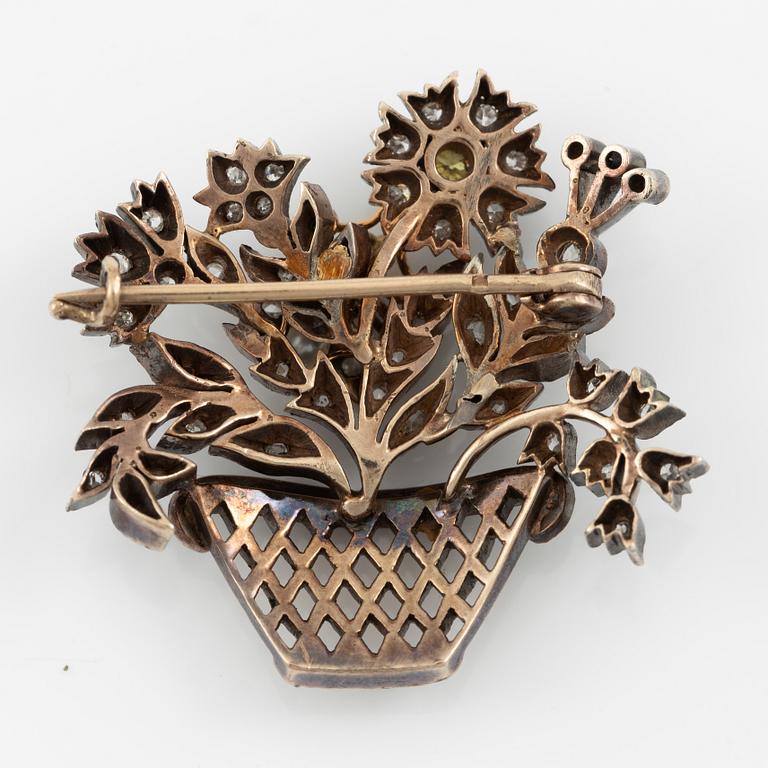 Brosch i form av blomsterkorg, guld och silver med diamanter, rubin och pärla, 1800-tal.