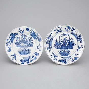TALLRIKAR, 2 st snarlika, porslin, Kina, Qing dynastin, Kangxi (1662-1722).