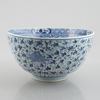 Skålar, två stycken, samt fat, porslin. Japan, Meiji (1898-1912).