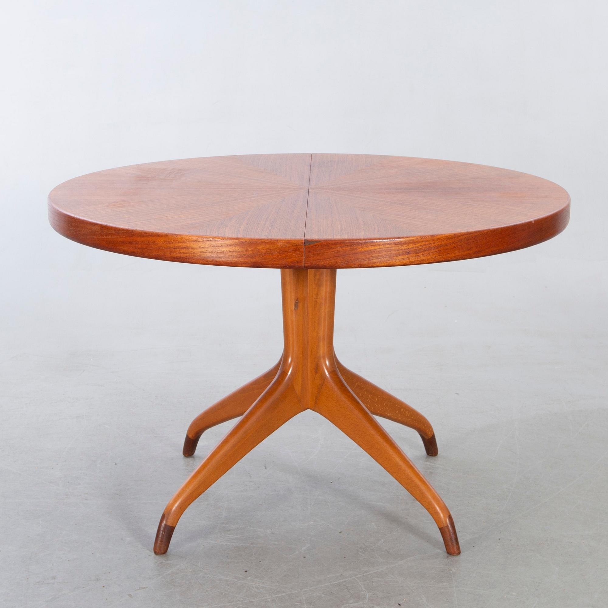 David Rosén, A table and flour chairs.