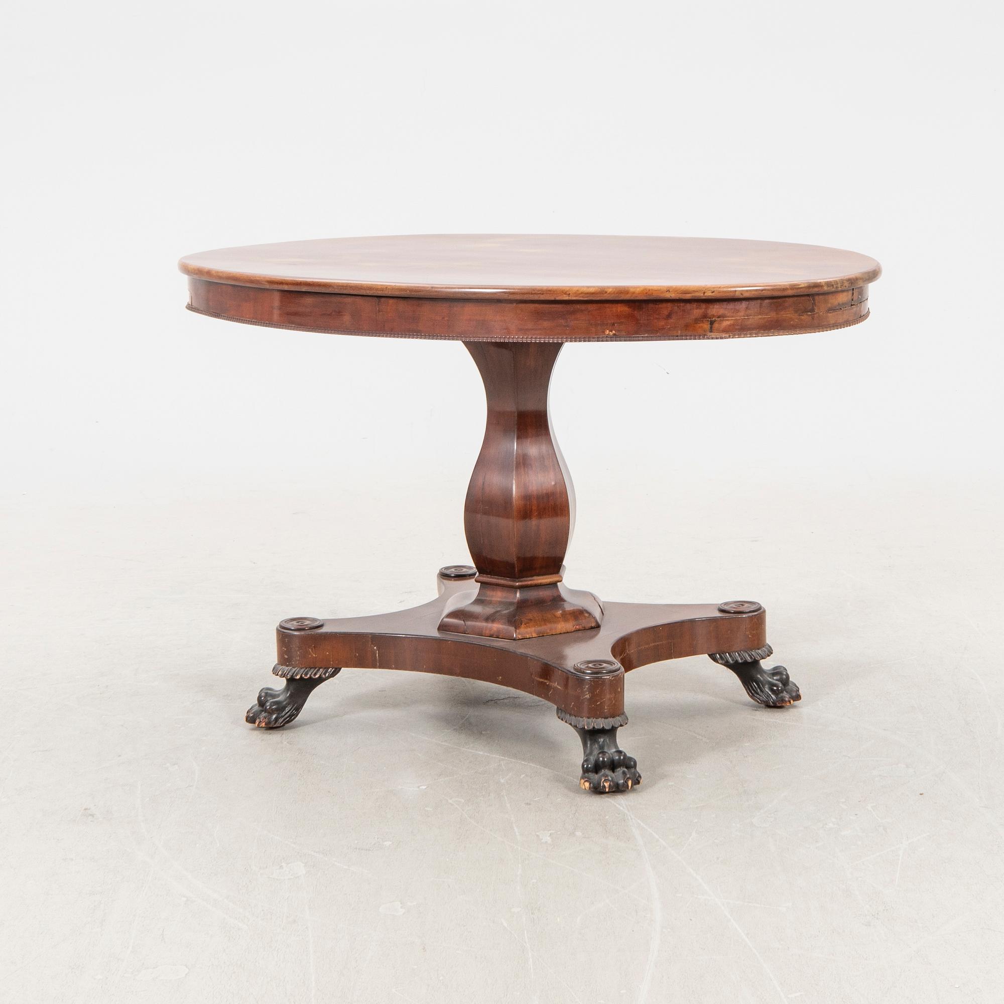 A mid 1800s late Empire mahogany table. - Bukowskis