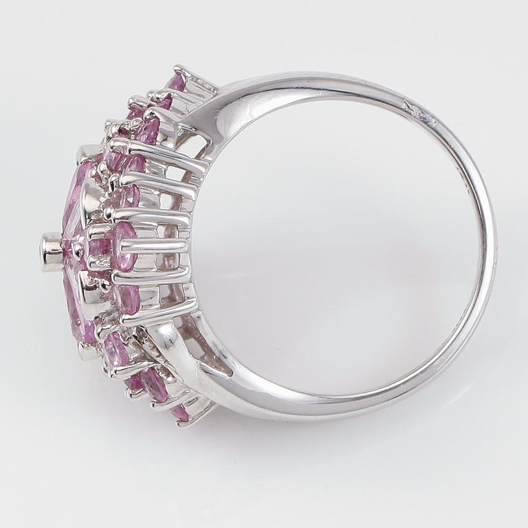 RING, 10K vitguld med rosa safirer.