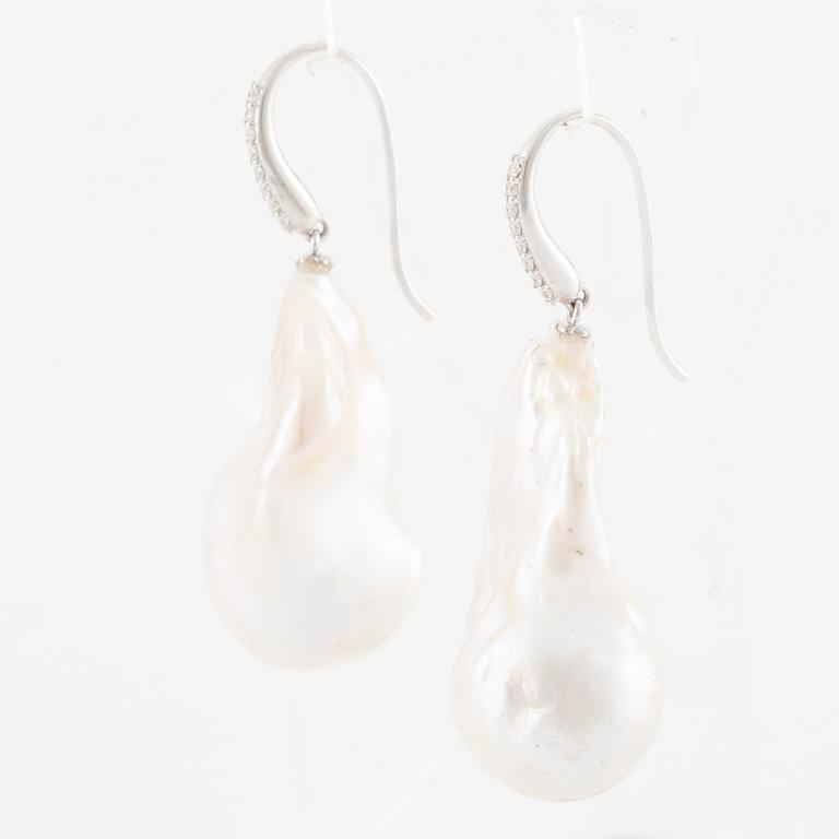 Örhängen 18K vitguld med odlade barocka sötvattenspärlor och briljantslipade diamanter.