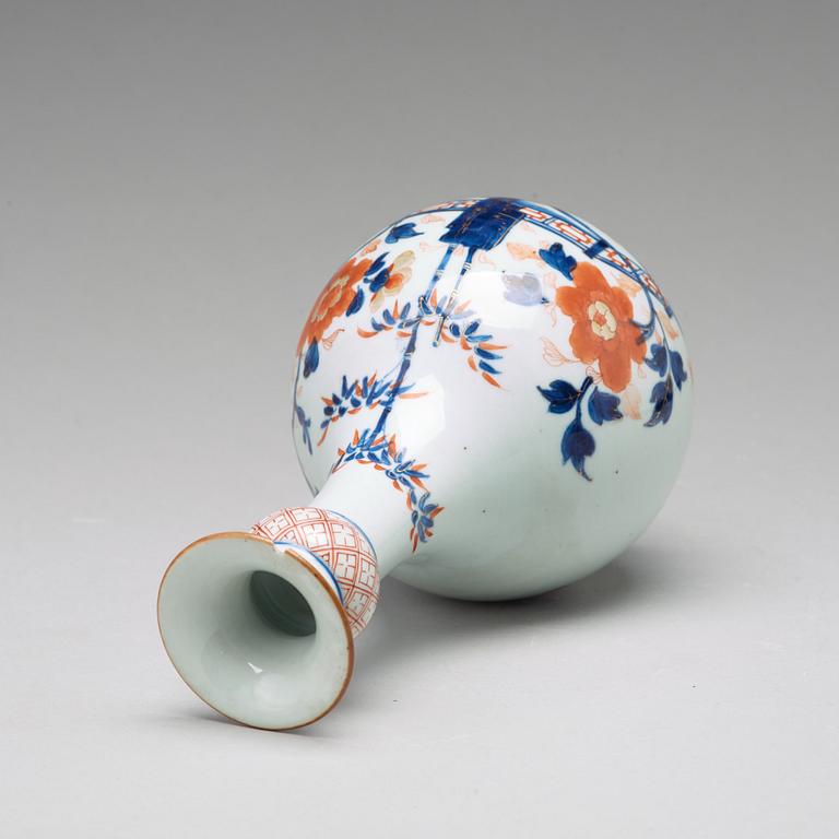 VAS, porslin. Qingdynastin, Kangxi (1662-1722).