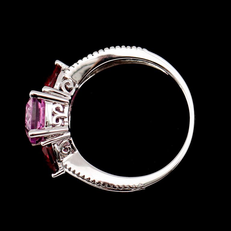 RING, 10 k vitguld, rosa turmaliner.