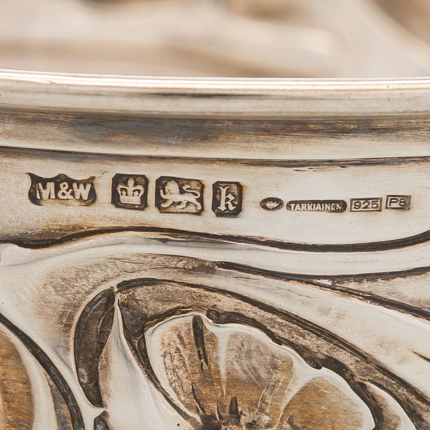 A pair of sterling silver bowls, M&W Sheffield, 1902.