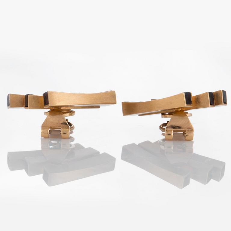 A pair of Paul Binder earrings in 18K gold and wood.
