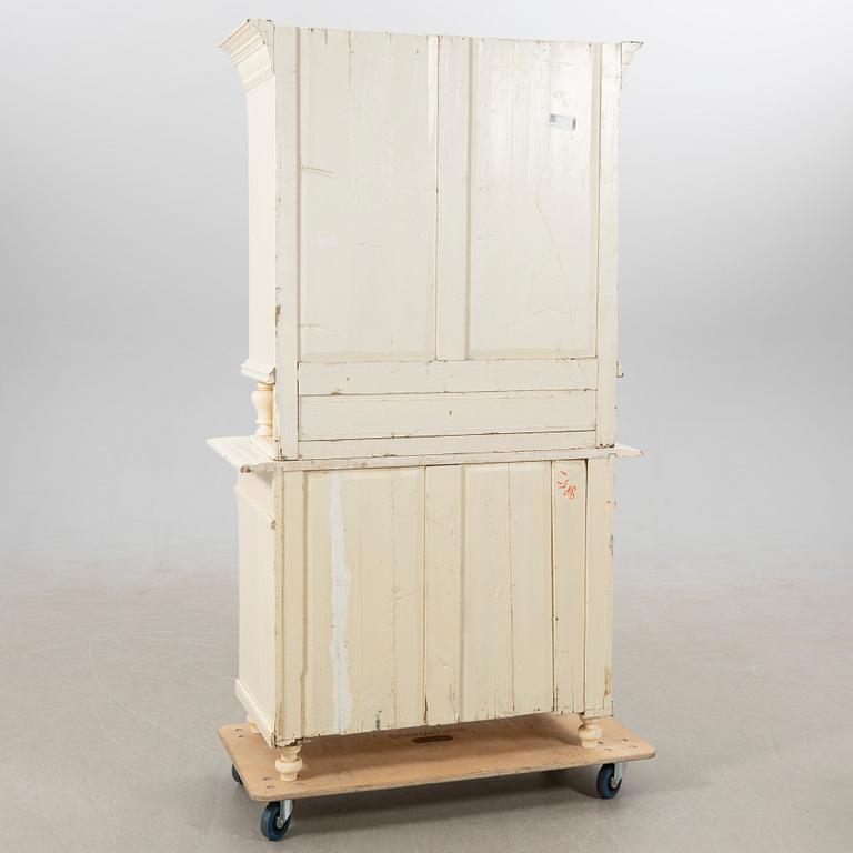 Vitrinskåp, 1900-talets första hälft.