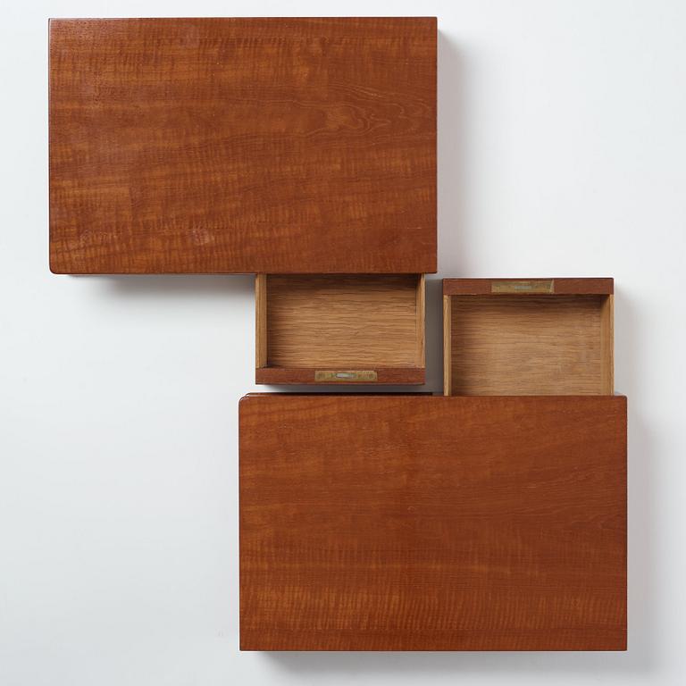 Bruno Mathsson, a pair of Swedish Modern mahogany wall mounted bedside tables, Firma Karl Mathsson, Värnamo, Sweden 1941.