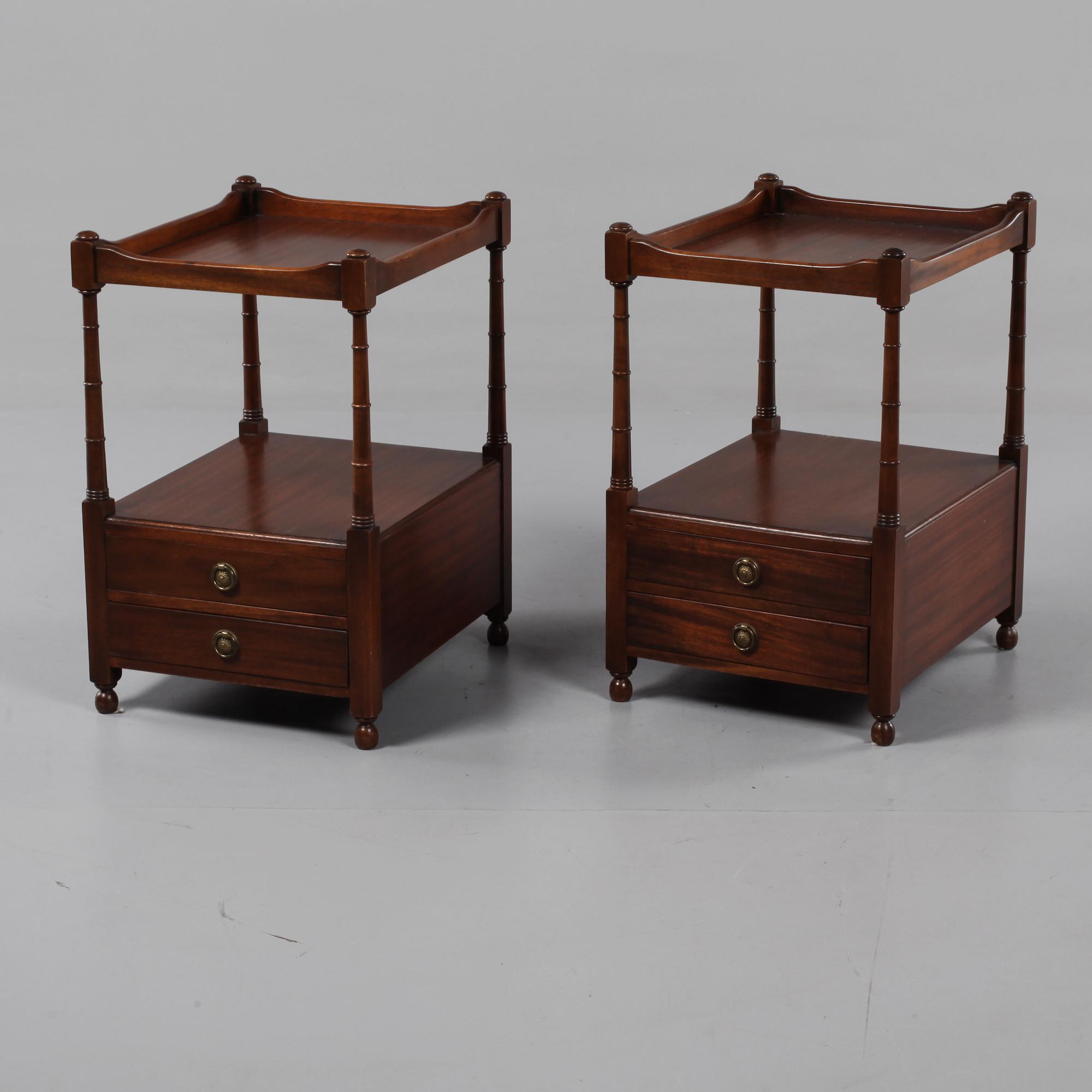 SIDOBORD, ett par, engelsk stil, 1900-talets andra hälft.