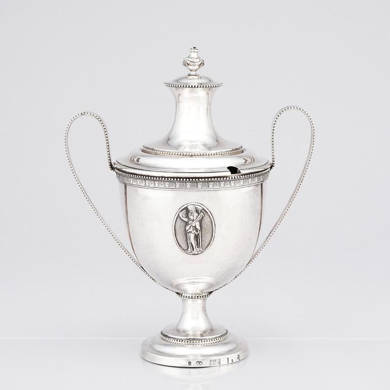 Johan Schvart, sockerskål med lock, silver, Karlskrona 1791. Strösked, silver. Gustaf Möllenborg, Stockholm 1892.