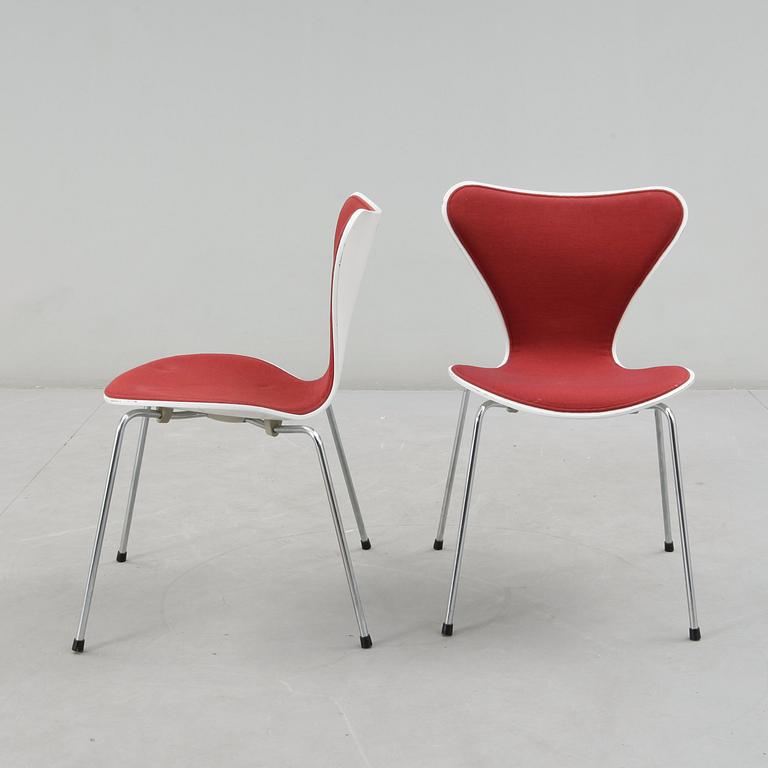 STOLAR, ett par, "Sjuan", Arne Jacobsen för Fritz Hansen, 1984.