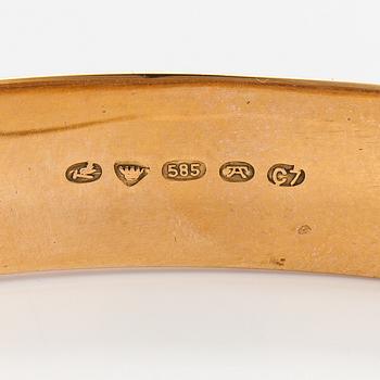 A 14K gold bracelet with an engraved flower motif. Kultateollisuus, Turku 1956.