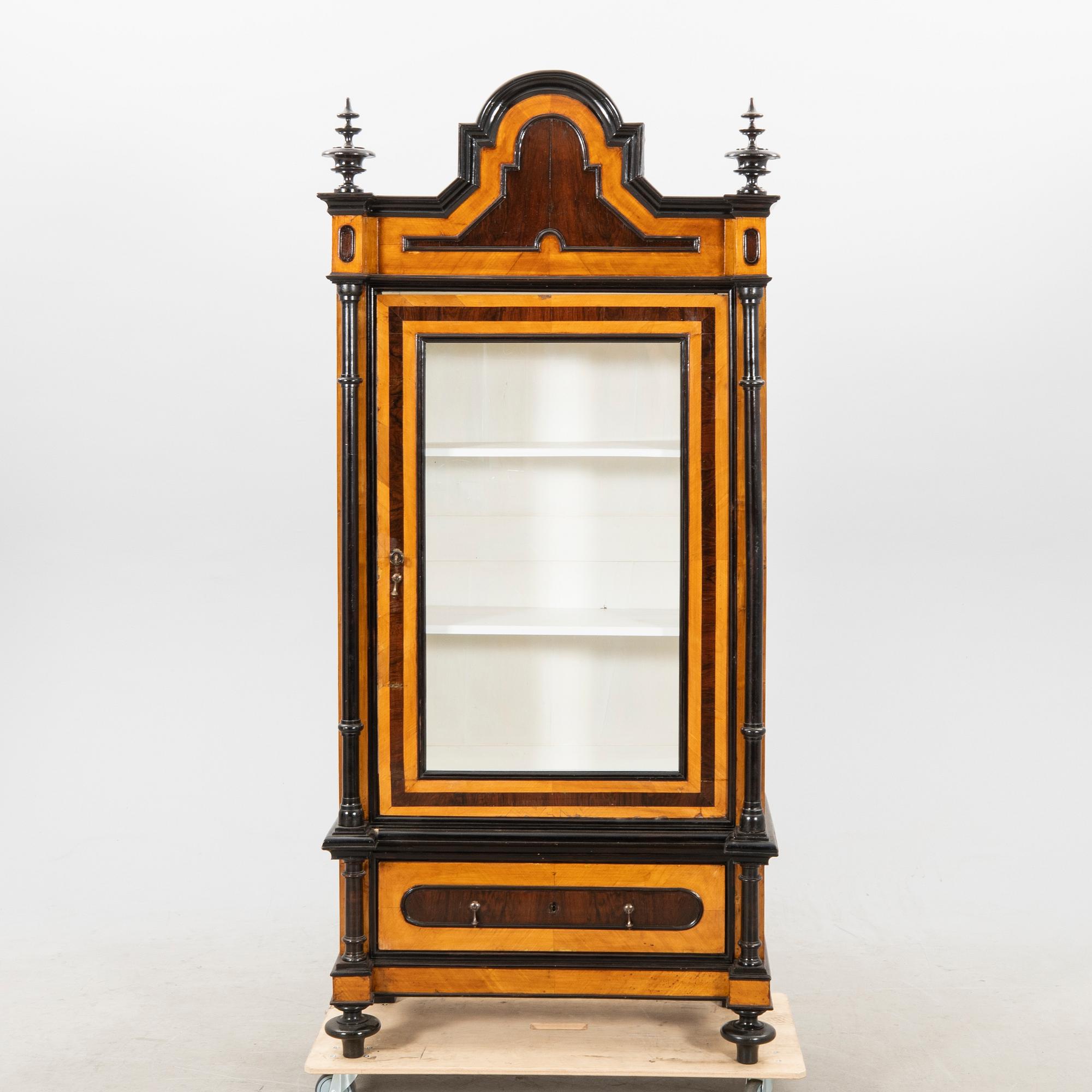 Vitrine cabinet Neo-Renaissance late 19th century.