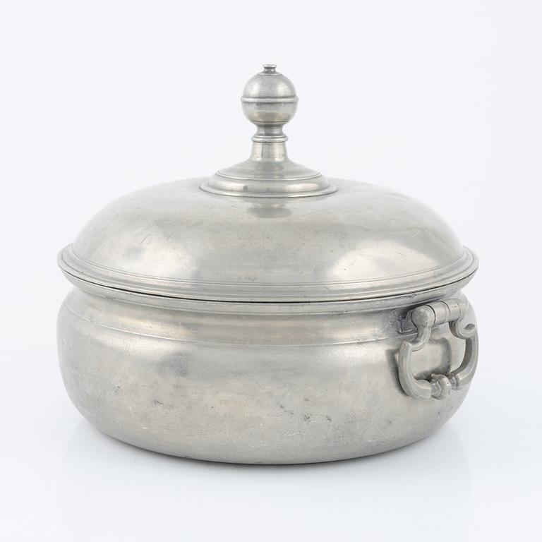 A Swedish 18th century pewter tureen, mark of Gustaf Henning Pschorn, Stockholm (1752-1772).