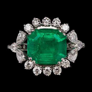 1093. An emerald, app 3.50 cts, and drop- and brilliant cut diamond ring, tot. app. 1.10 cts.