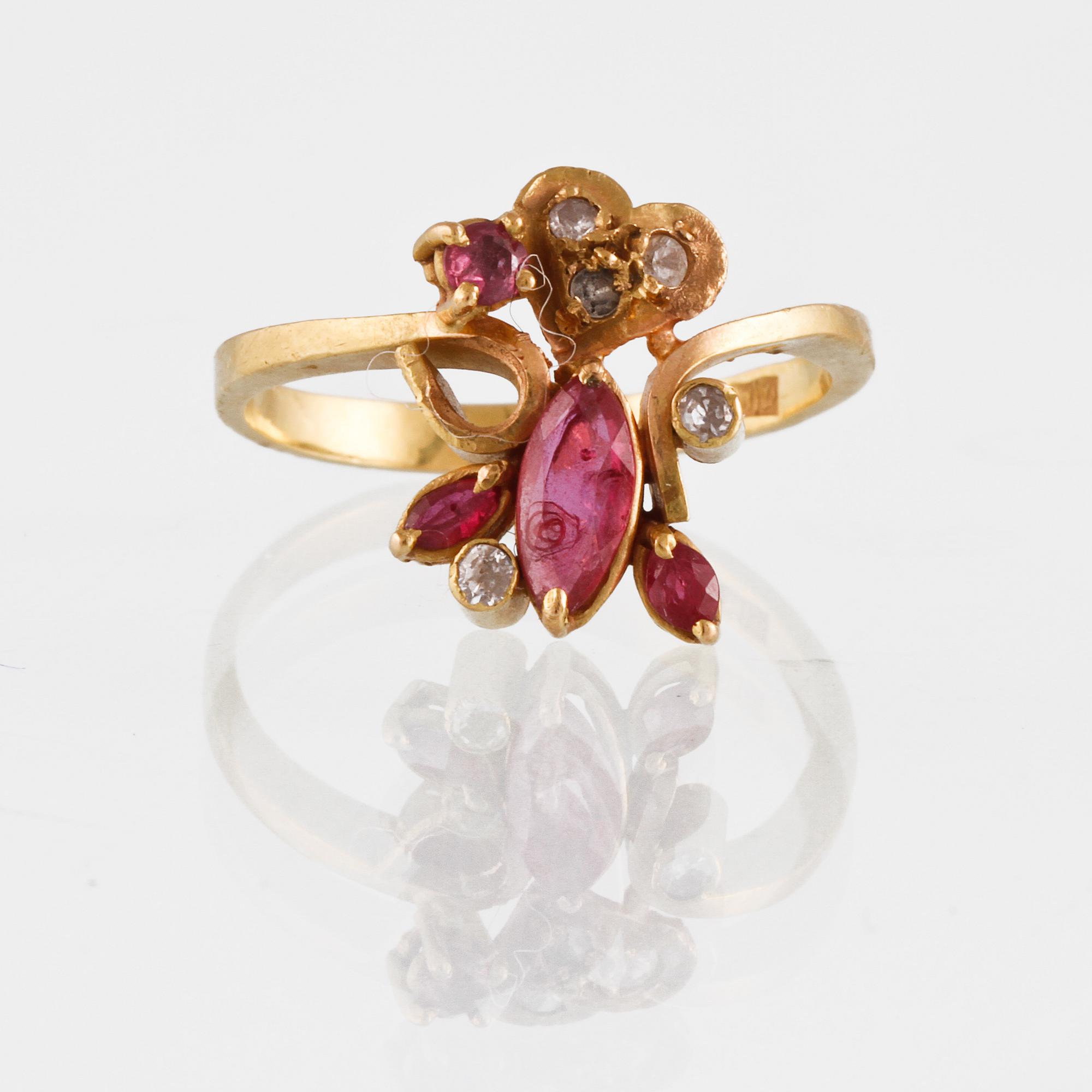 RING, 18K guld med 5 åttkantslipade diamanter samt 4 fasettslipade rubiner, utländska stämplar. Vikt 3,4 gram.