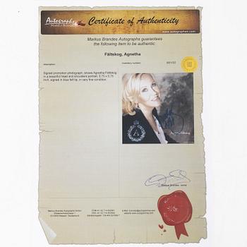 ABBA, "ORO", guldskiva, samt av Agnetha Fältskog signerat promotionmaterial.