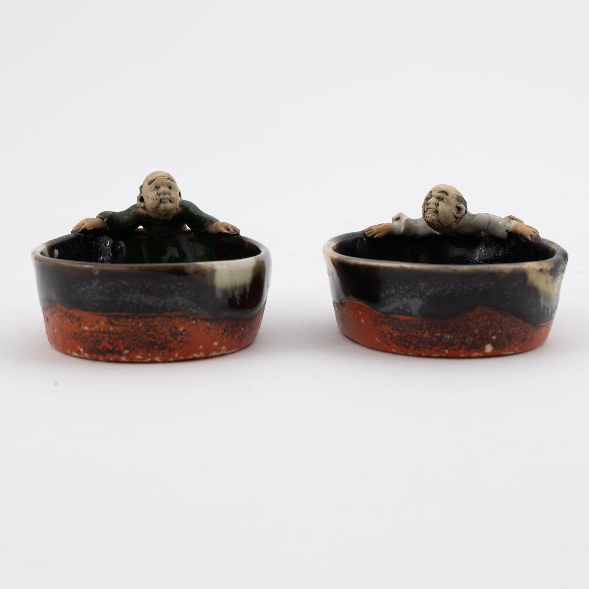 Skålar, ett par, "Sumida-ware" Japan, Meiji-period omkring år 1900.