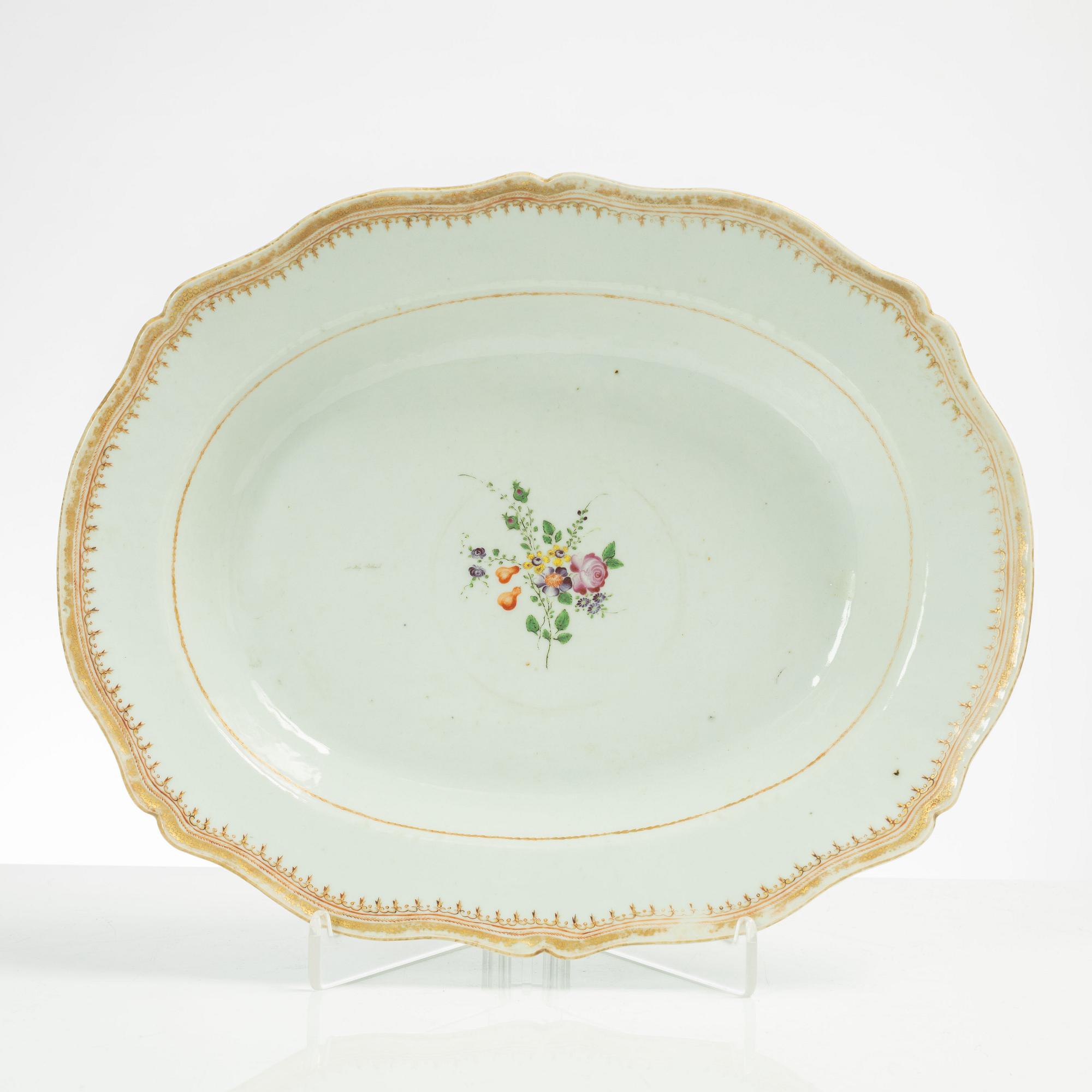 A famille rose serving dish, Qing dynasty, Qianlong (1736-95).