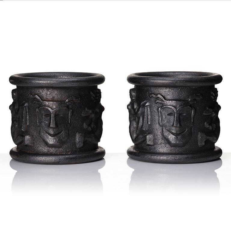 Anna Petrus, a pair of Swedish Grace cast iron garden urns 'Blomkruka nr 1', Näfveqvarns Bruk.