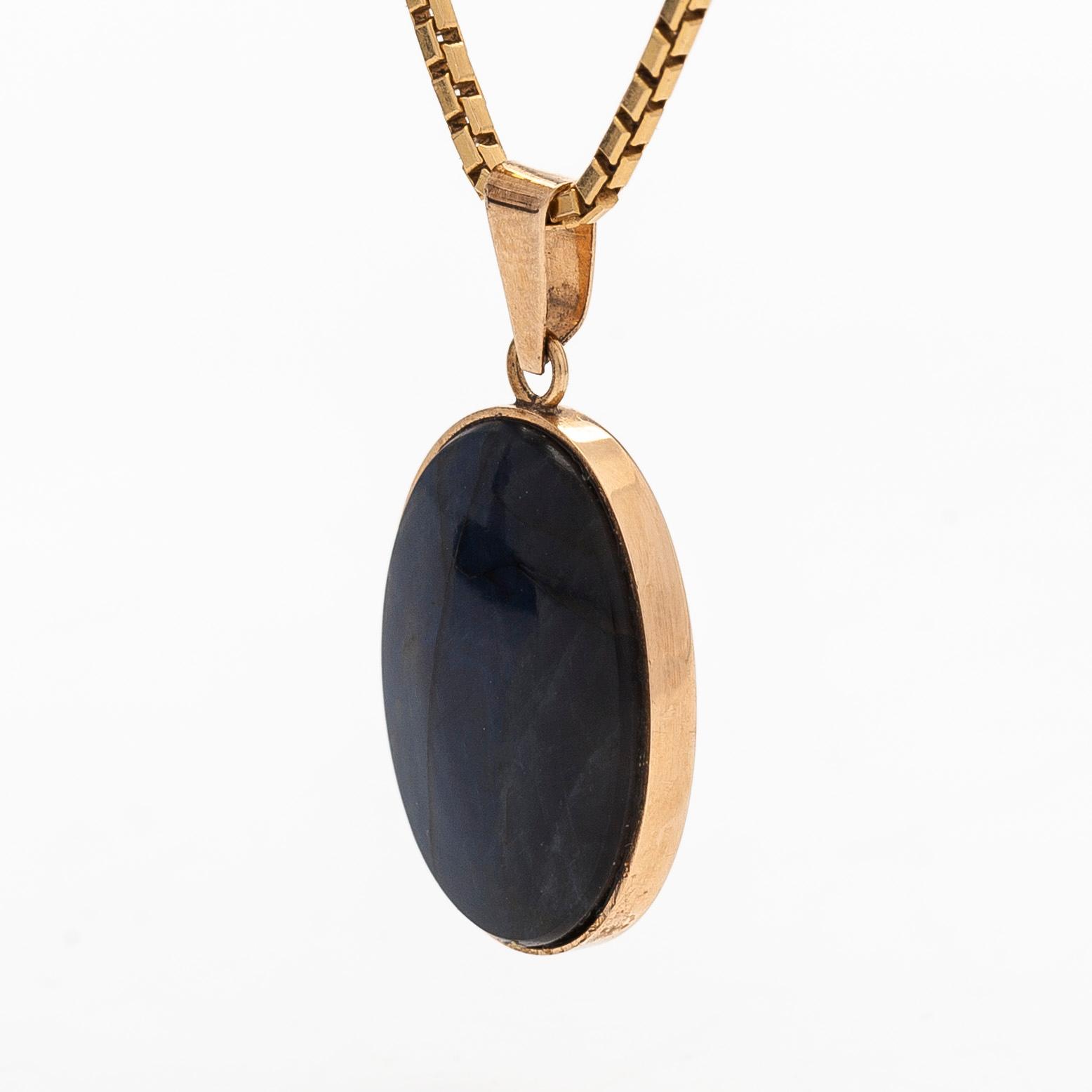 A 14K gold necklace with a spectrolite pendant. Finnsih control marks.