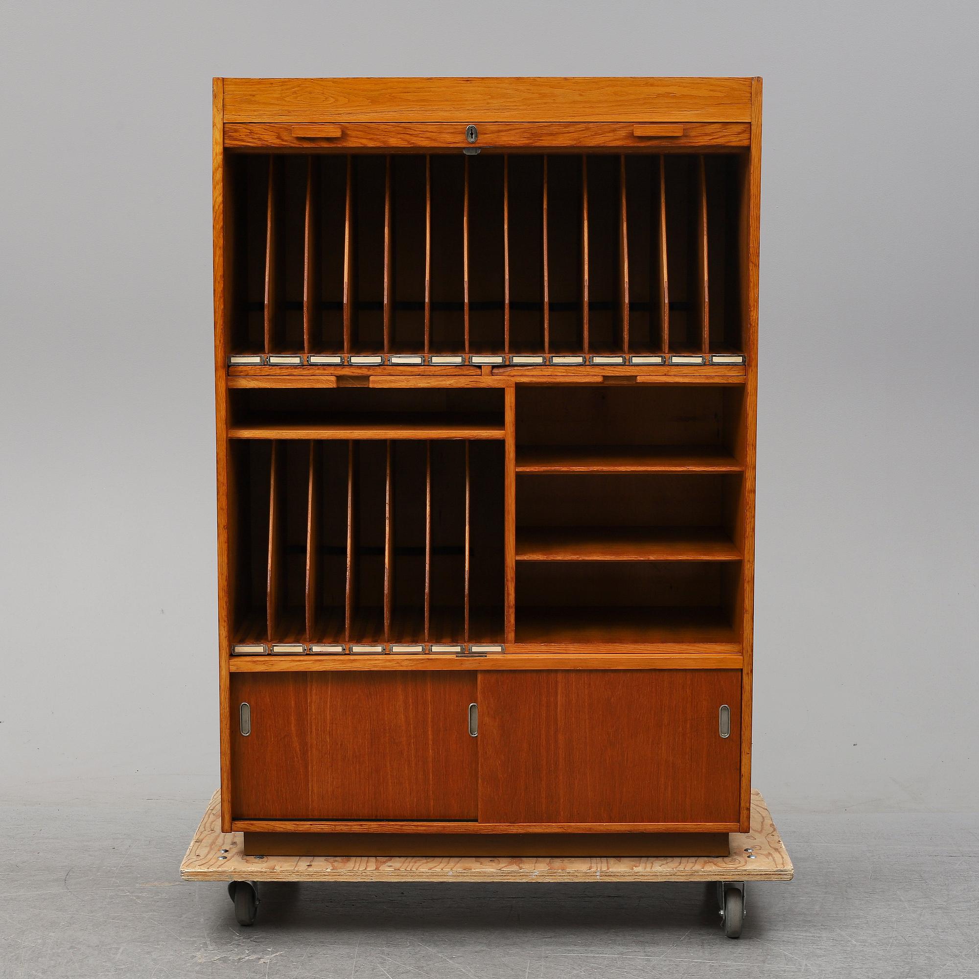 A oak cabinet from the first half of the 20th century.
