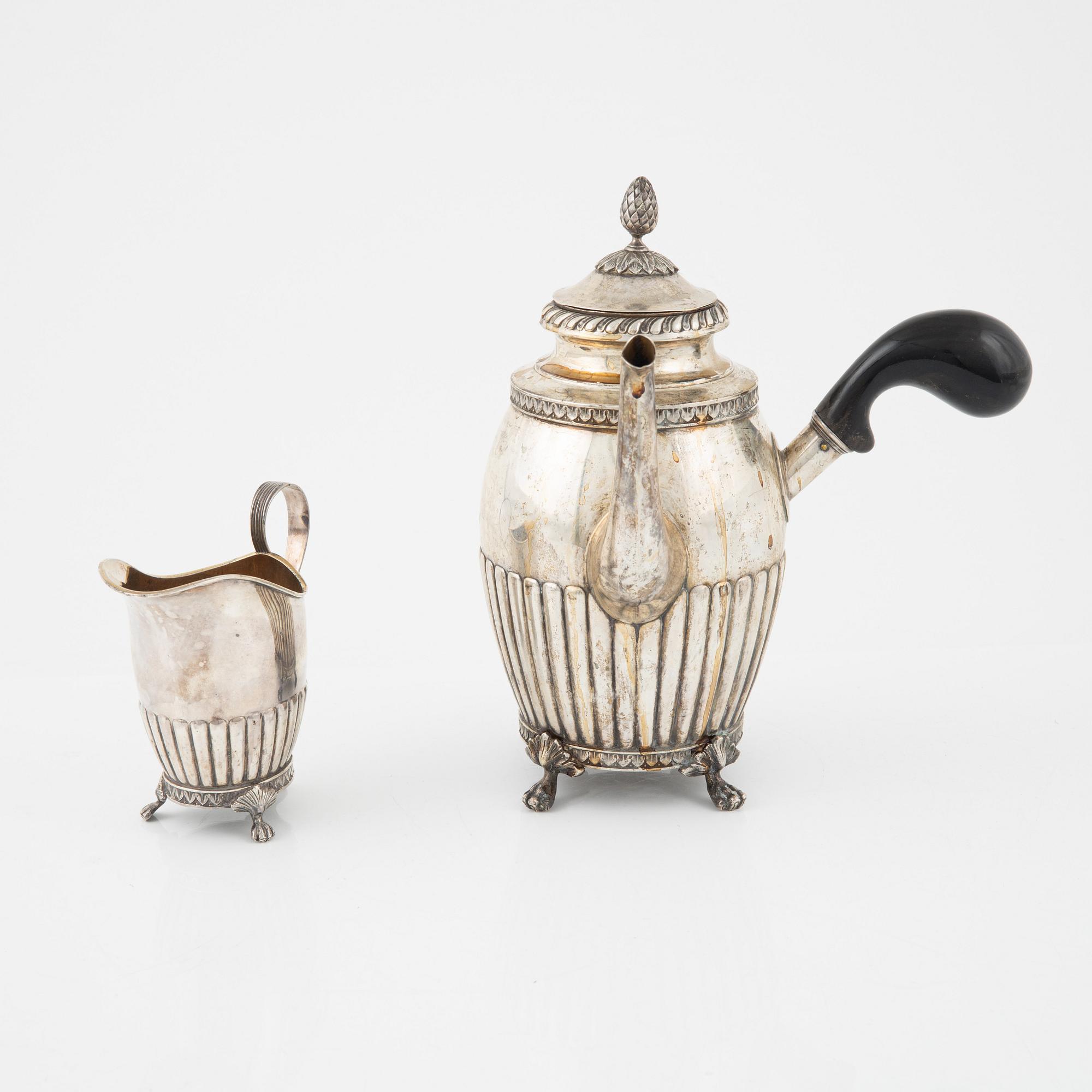 Kaffekanna och gräddkanna, silver, gustaviansk stil, GAB, Stockholm 1904.