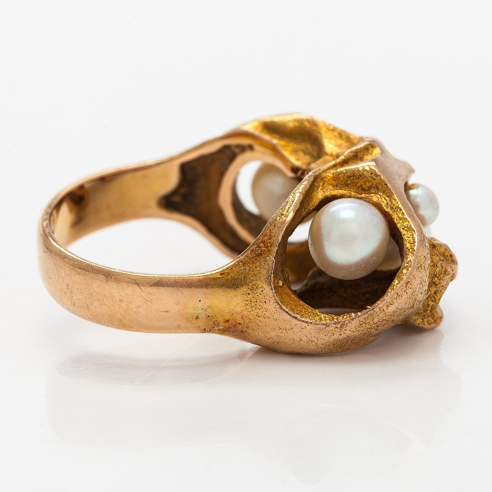 Björn Weckström, Sormus, ”Kastehelmet”, viljellyt helmet, 14K kultaa, Lapponia 1968.