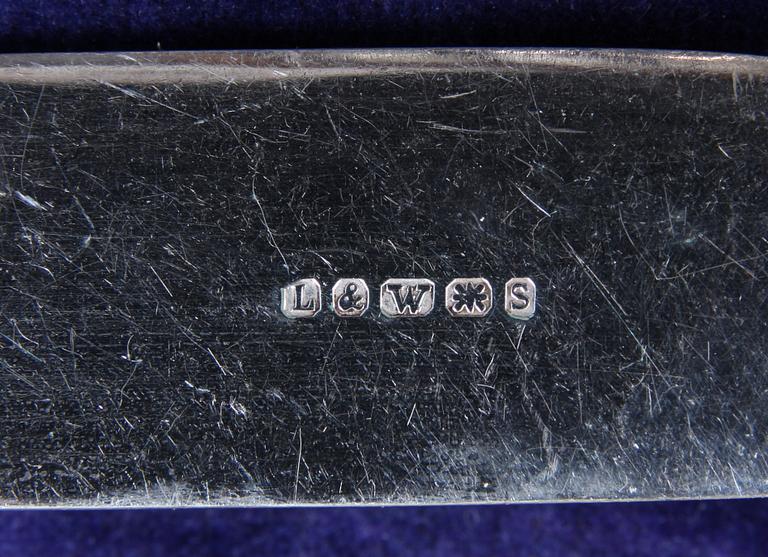 FISKBESTICK, 24 delar, vitmetall, silver och pärlemor, Henry Wigfull, Sheffield, England 1906.