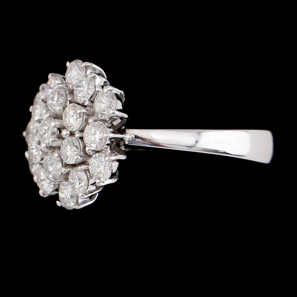 RING, 18K vitguld, briljantslipade diamanter tot ca 1.93 ct. Vikt ca 7 g.