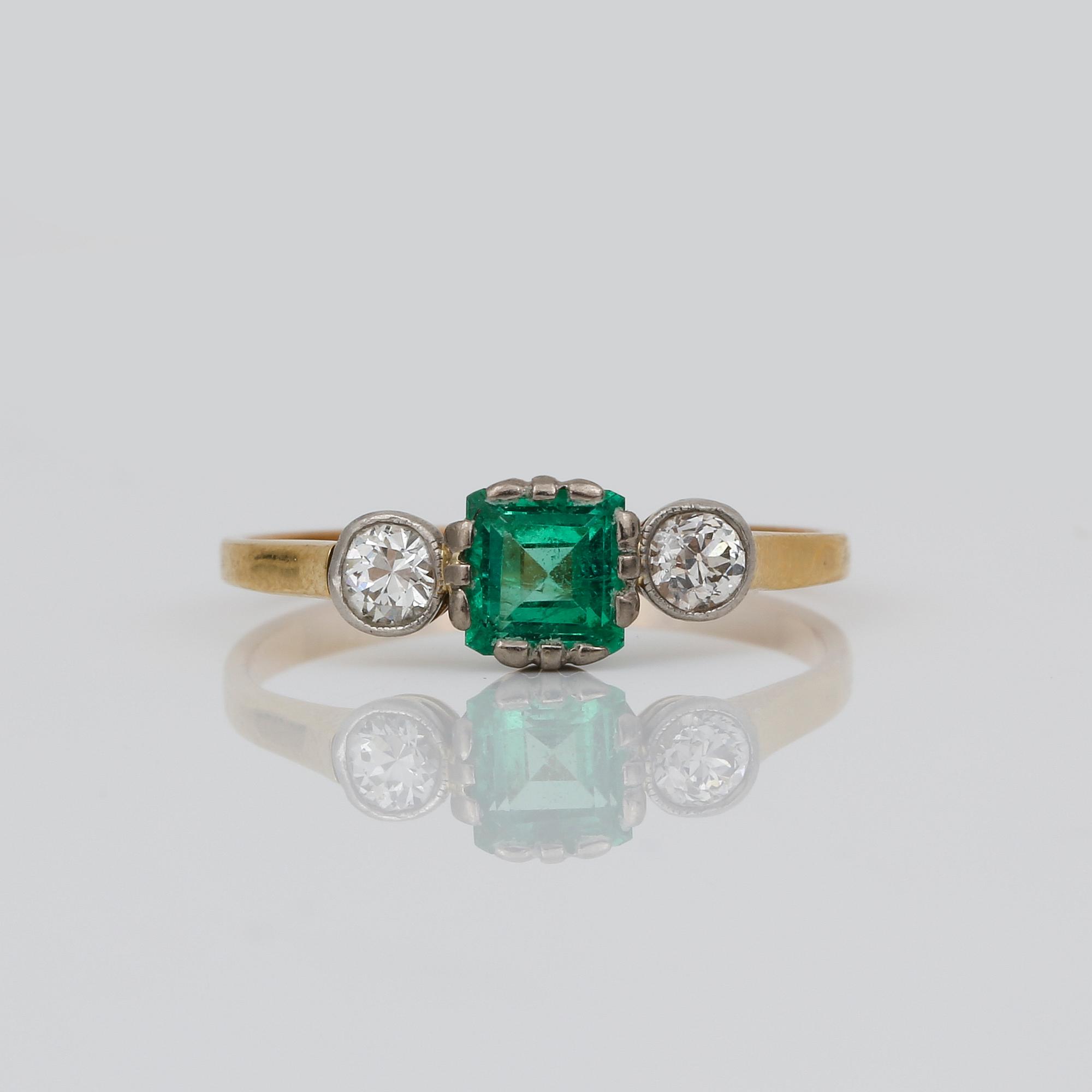RING, 18K guld med trappslipad smaragd ca 0,50 ct samt gammalslipade diamanter tot ca 0,20 ct. Total vikt ca 2,02 g.