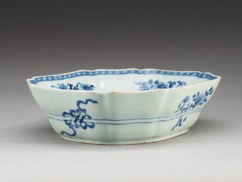 A large blue and white serving bowl, Qing dynasty, Qianlong (1736-95).