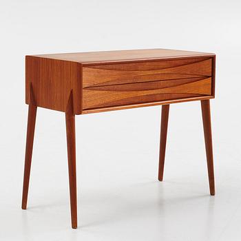 Rimbert Sandholdt, teak bedside table
AB Glas &Trä Hovmantorp, 1959.