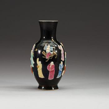 VAS, porslin. Qing dynastin, 1800-tal.