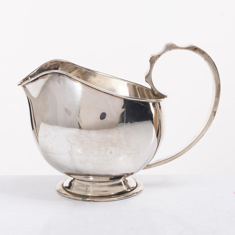 Såskanna, silver, Nordisk Silverkonst, Helsingborg 1947 samt såssked Johan Wahlström, Jönköping 1835.