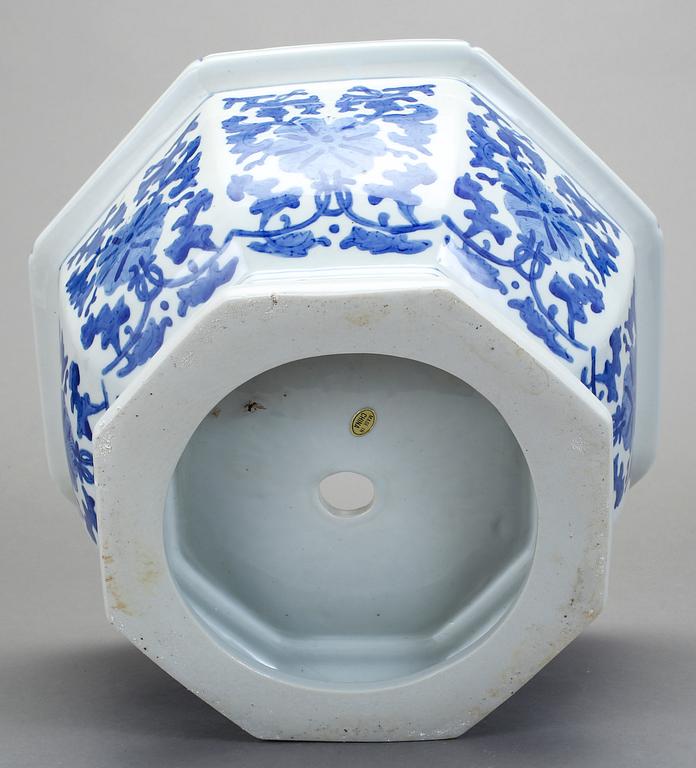 YTTERFODER, porslin, Kina, modern tillverkning.