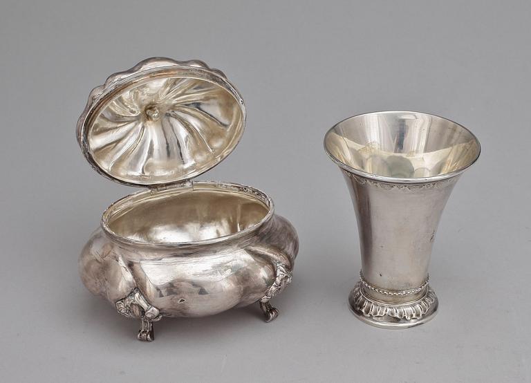 SOCKERSKRIN samt BÄGARE, silver, bl a GAB, Stockholm, 1945. Vikt 351 g.