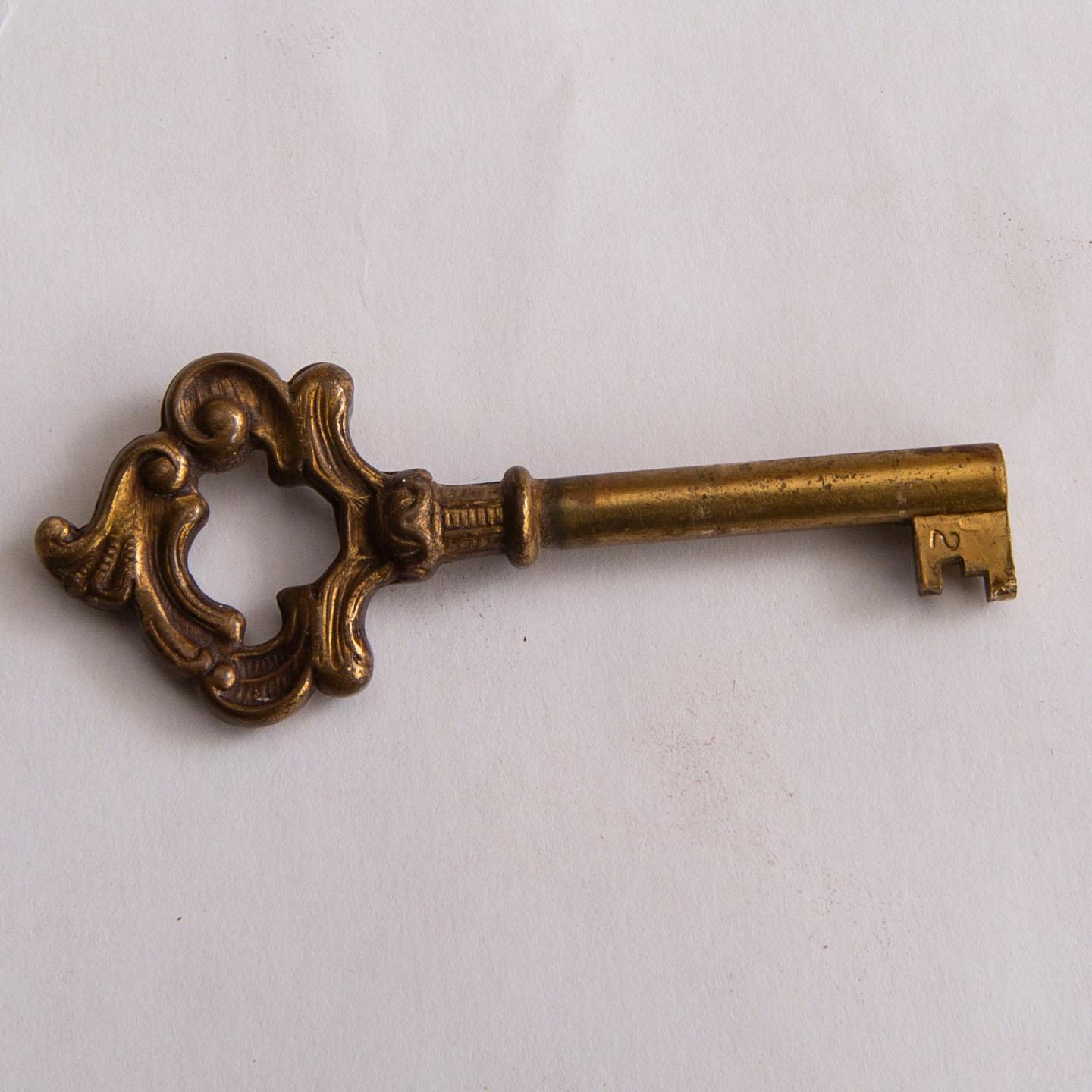 Vitrinskåp 1900-talets första hälft.