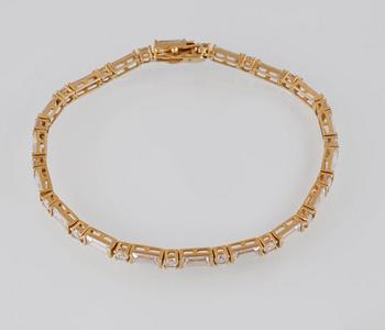 ARMBAND, 18K guld med briljant och baguettslipade vita safier. Vikt 12,1 gram.