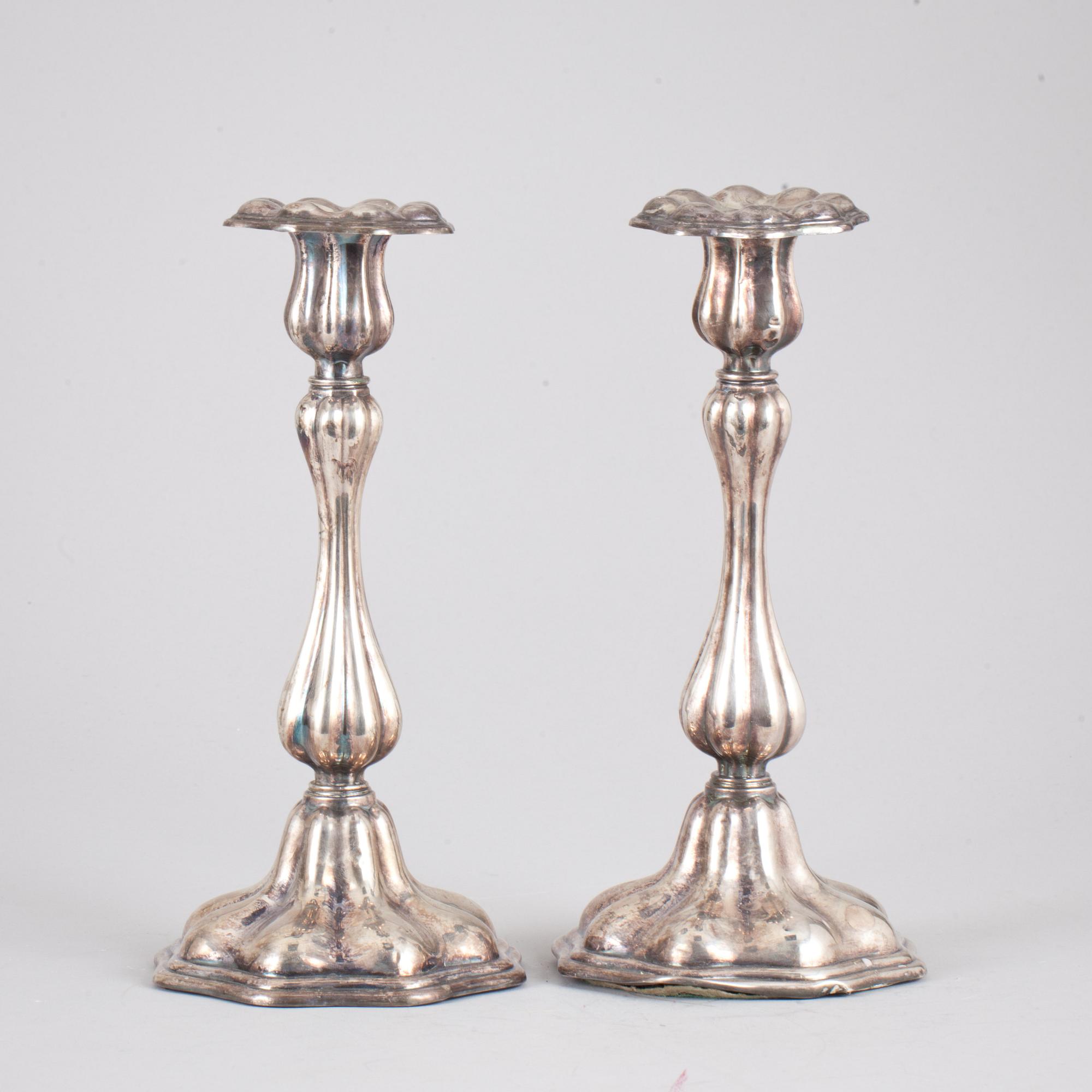LJUSSTAKAR, ett par, silver. Rokokostil, C.G.Hallberg 1958.