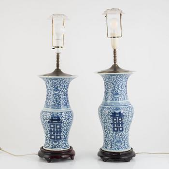 Bordslampor, ett par, porslin, Kina, 1900-talets början.