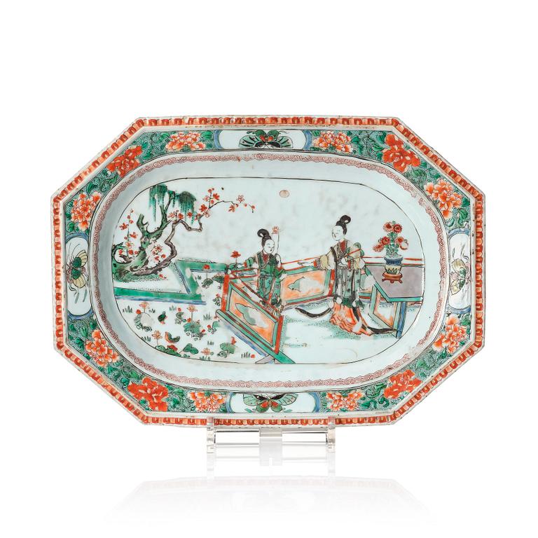 Stekfat, porslin. Qingdynastin, Kangxi (1662-1722).