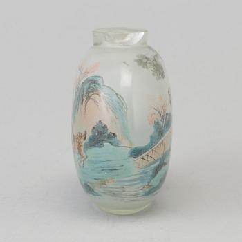 A large Chinese glass snuff bottle, circa 1900.