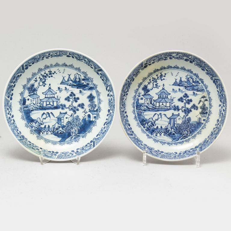 SERVERINGSFAT, SKÅLFAT, ett par, samt SKÅLAR, ett par, kompaniporslin. Qingdynastin, Qianlong (1736-95).