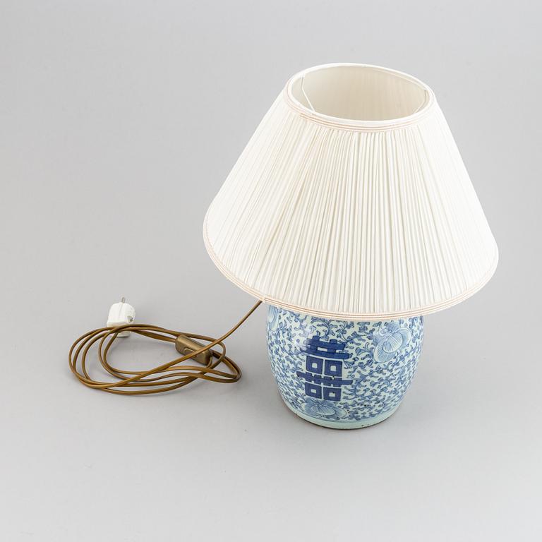 A blue and white jar, turned into a table lamp, Qing dynasty, 19th century.