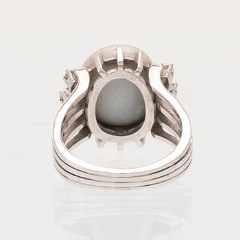 Ring 14K vitguld med opal-dubblett eller triplett samt runda briljantslipade diamanter.