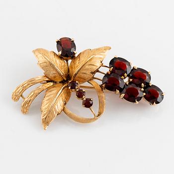 Gold and garnet flower brooch.