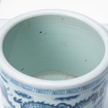 A blue and white brush pot, Qing dynasty, 19th Century.